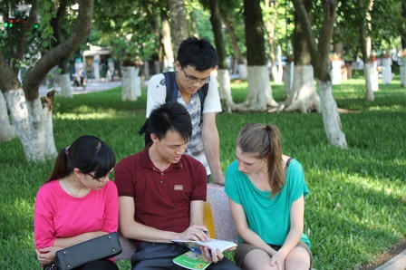 Giới trẻ"hóng chuyện", học tiếng Anh miễn phí ở Hồ Gươm